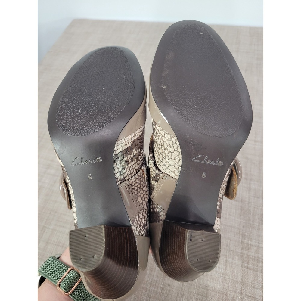 Clarks Cushion Soft Mary Jane Pumps Taupe Snakeskin Patent Round Toe Heels Sz 5 - Picture 5 of 7